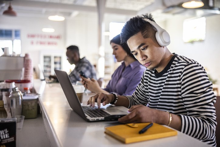 Estágio de férias: descubra como conquistar e valorizar seu currículo Segundo a Lei do Estágio (Lei nº 11.788/2008), podem participar estudantes que estejam regularmente matriculados em instituições de educação superior, técnica, ensino médio ou EJA profissionalizante. (Foto: MoMo Productions/Getty Images)
