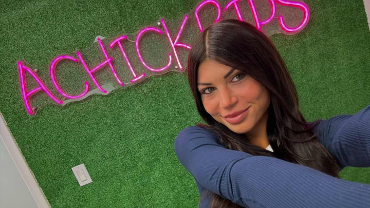 Jovem empreendedora fatura mais de R$ 5 milhões por semana com cartões esportivos Foto: Reprodução