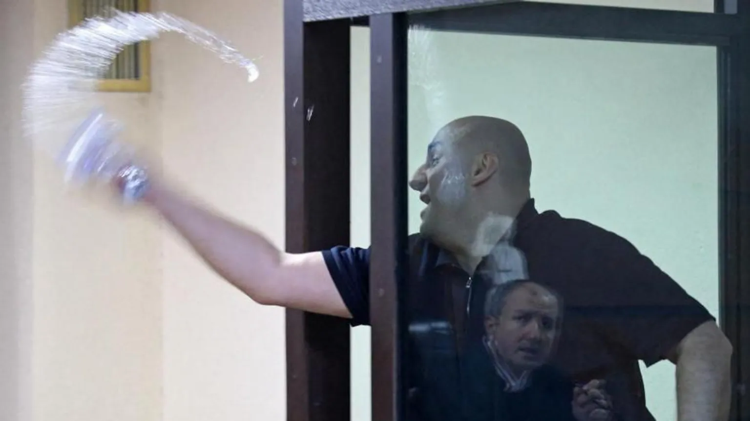 Georgia prende seis figuras políticas em uma semana de repressão à oposição Nika Melia, que foi presa na sexta-feira, também foi acusada de jogar água no juiz (Foto: Reuters)