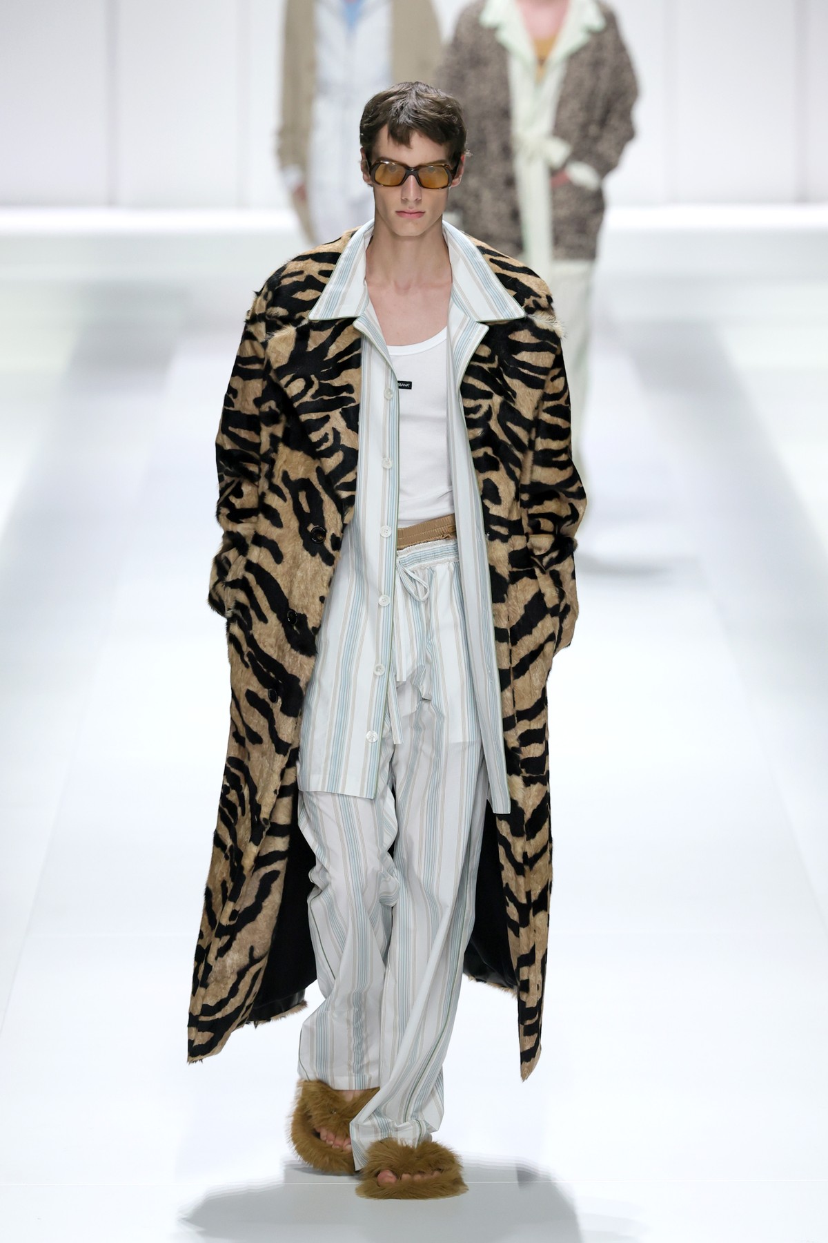 Dolce & Gabbana lança coleção de verão 2026 com pijamas como tendência diária Coleção de verão 2026 da grife italiana Dolce & Gabbana; sandálias Havaianas (Foto: GettyImages)