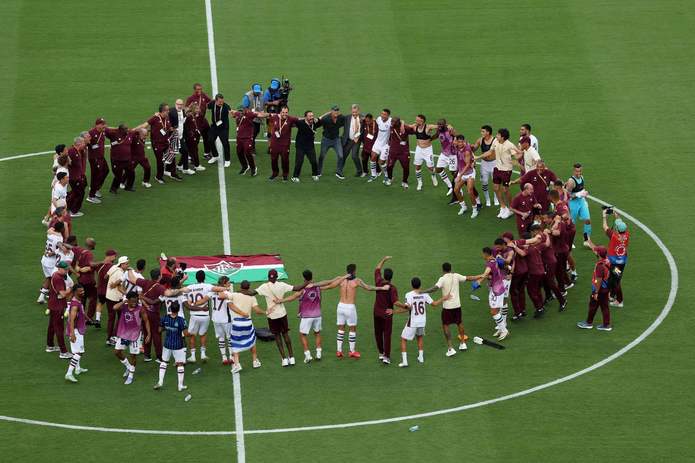 Copa de Clubes ganha destaque com investimento saudita, mas enfrenta críticas Elenco do Fluminense celebra vitória sobre a Inter de Milão, que classificou o time às quartas-de-final do Mundial de Clubes da Fifa (Foto: Buda Mendes - 30.jun.25/Getty Images via AFP)