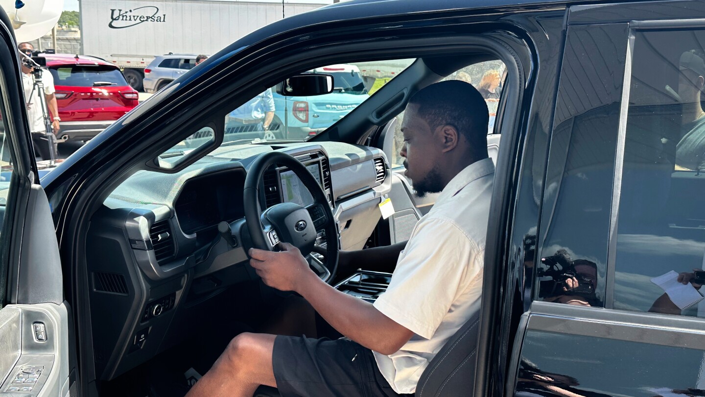 Richard Pryor está sentado ao volante de uma nova caminhonete Ford F-150 2025 em uma concessionária Ford na quinta-feira, 10 de julho de 2025, em Wayne, Michigan. (Foto: AP Photo/Corey Williams)