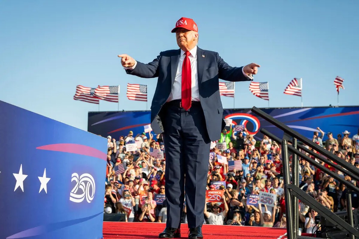 Trump conquista sucessos na Suprema Corte e avança no Congresso dos EUA Trump comemora aprovação de megaprojeto na Feira Estadual de Iowa, nos EUA (Foto: Haiyun Jiang/The New York Times)