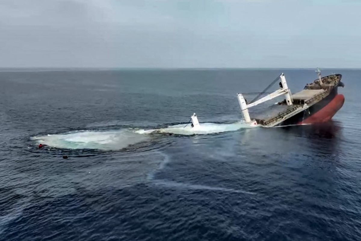 Houthis afundam navios comerciais e sequestram tripulantes no Mar Vermelho O graneleiro Eternity, com bandeira da Libéria, afundou após ser atacado pelos houthis no Mar Vermelho (Foto: ANSARULLAH MEDIA CENTRE / AFP)