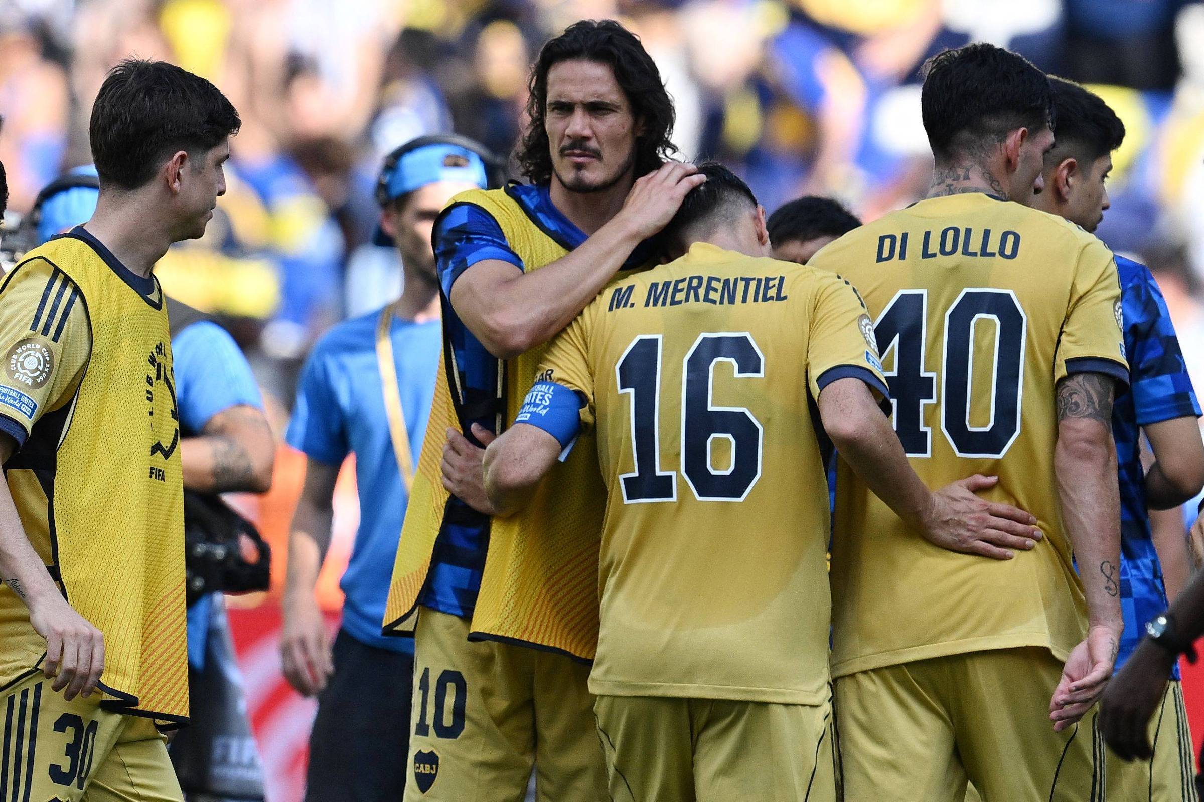 Torcedores de Boca e River Plate vivem emoções intensas no Mundial de Clubes O atacante do Boca Juniors, Edinson Cavani (centro), consola Miguel Merentiel após a equipe argentina empatar com o Auckland City, da Nova Zelândia (Foto: Federico Parra/AFP)
