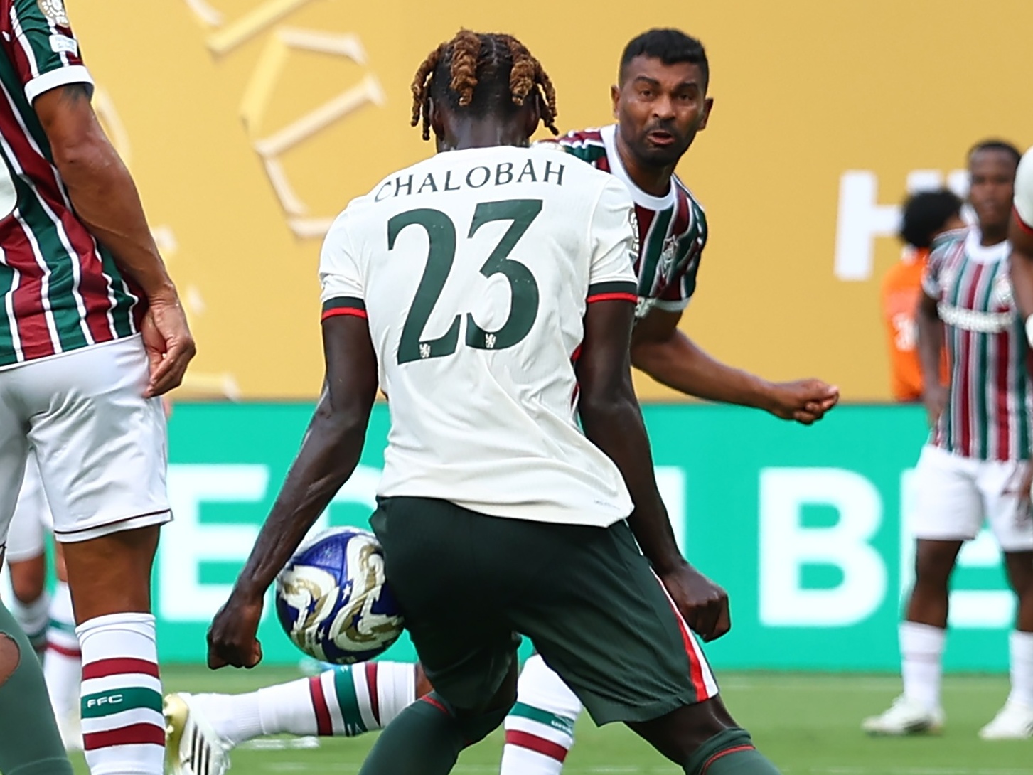 Fluminense recebe pênalti polêmico em partida contra o Chelsea, dizem ex-árbitros Fluminense reclamou de mão na bola de Chalobah, zagueiro do Chelsea, durante jogo do Mundial (Foto: Chris Brunskill/Fantasista/Getty Images)