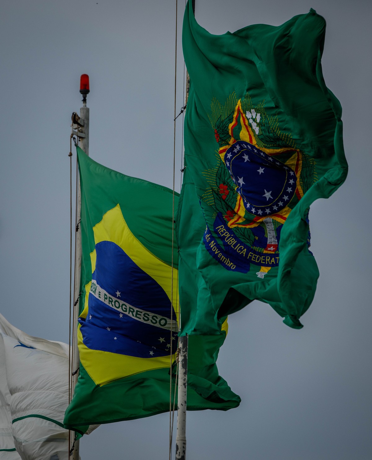 Bandeiras tremulam em Brasília (Foto: Brenno Carvalho)