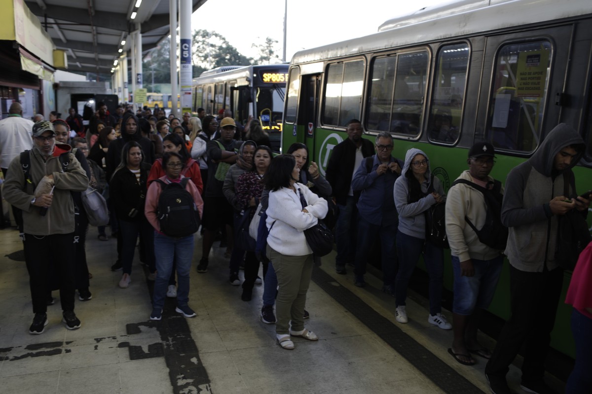 Jaé registra 80% de uso no primeiro dia útil com 2,3 milhões de embarques Passageiros relataram problemas para embarcar no primeiro dia útil do Jaé (Foto: Gabriel de Paiva)