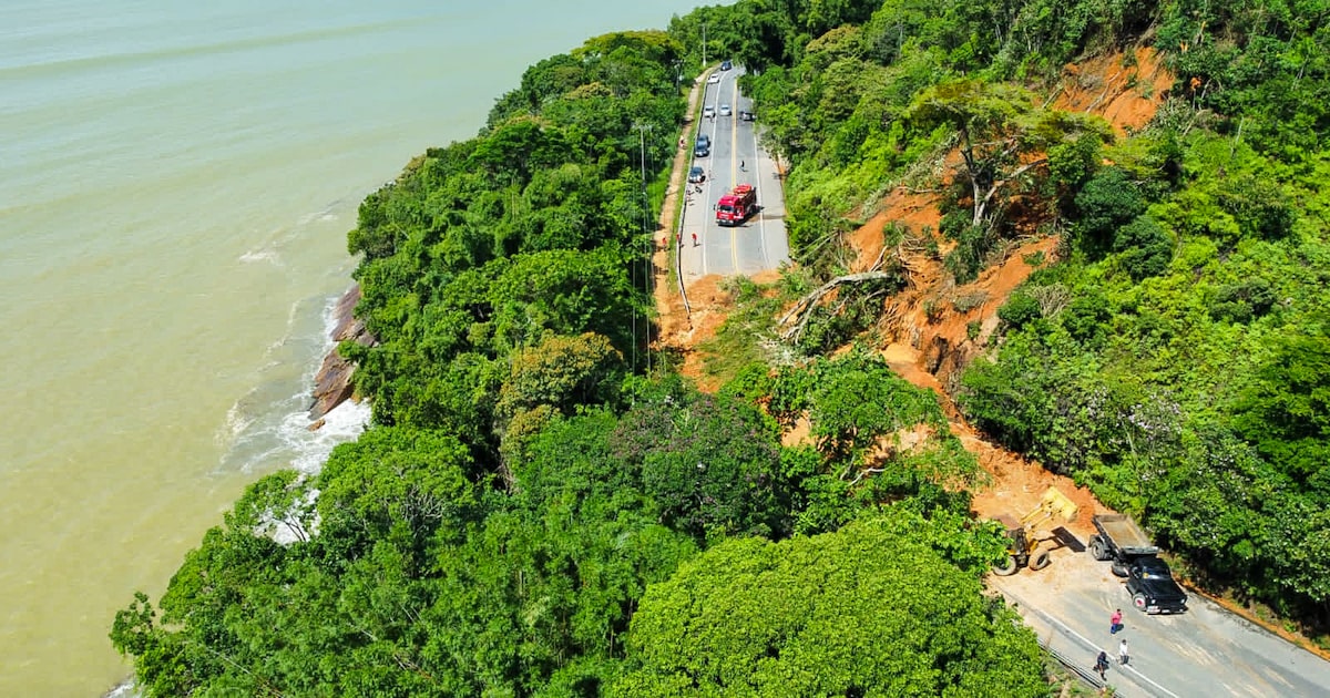 Deslizamento de terra em área de encosta de Ubatuba, após forte chuva em fevereiro de 2023; cidade possui alto risco também para inundação, enchente, alagamento e enxurradas. (Foto: Defesa Civil de Ubatuba)