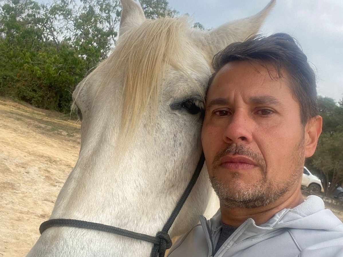 Brasil investiga morte de 222 cavalos após ração suspeita de contaminação Tutor Fabio Duarte e seu cavalo Diamante, no dia em que soube que o animal não sobreviveria (Foto: Arquivo Pessoal)
