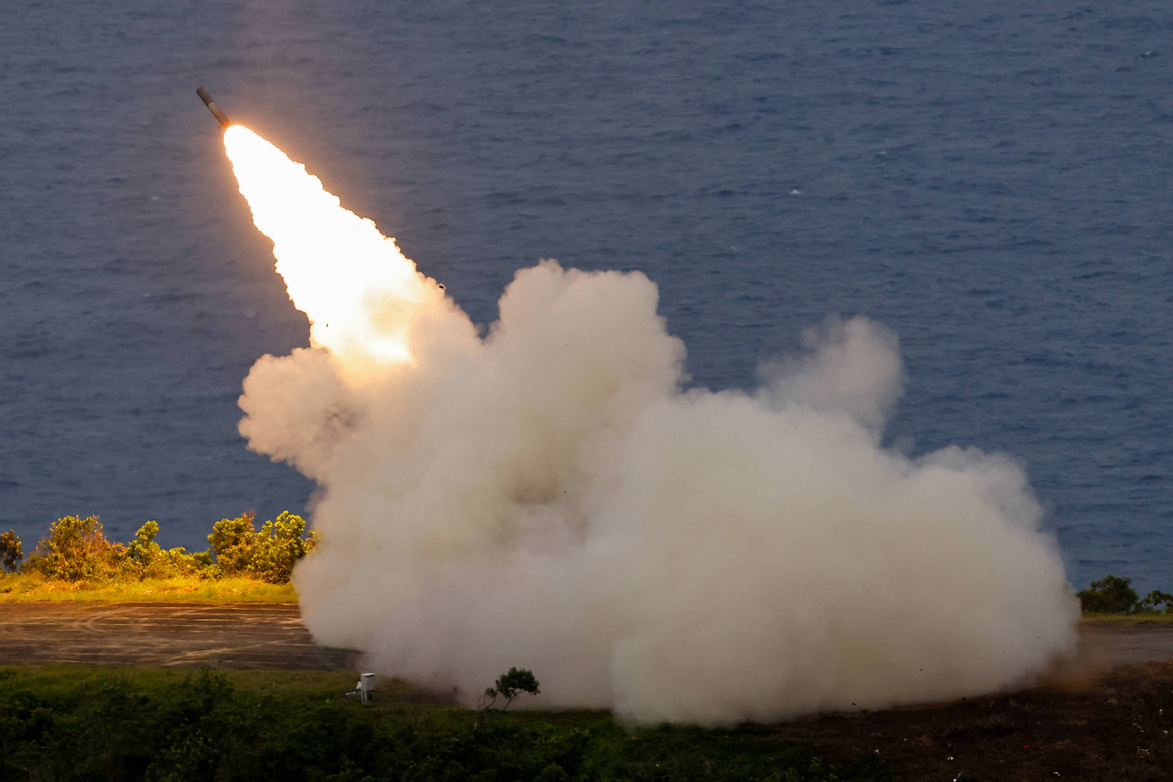 China critica exercícios militares de Taiwan e tensão se intensifica na Otan Míssil do sistema Himars é lançado em teste na base taiwanesa de Jiupeng (Foto: Ann Wang - 12.mai.2025/Reuters)