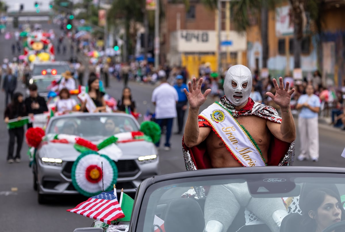 Celebrações do 4 de julho em California enfrentam cancelamentos por medo do ICE Um lutador mexicano encabeça o desfile de independência no Leste de Los Angeles, em 2024. (Foto: Brian van der Brug / Los Angeles Times via Getty Images)