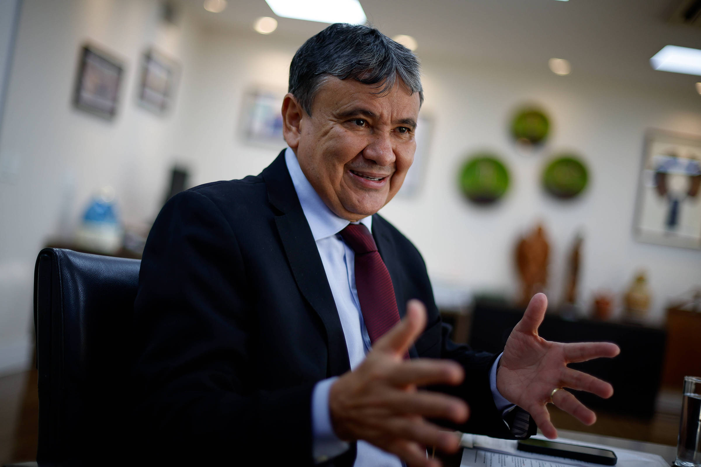 Empresas devem apoiar quem recebe Bolsa Família em busca de emprego digno Ministro do Desenvolvimento e Assistência Social, Wellington Dias, em seu gabinete na Esplanada dos Ministérios (Foto: Pedro Ladeira - 29.ago.24/Folhapress)