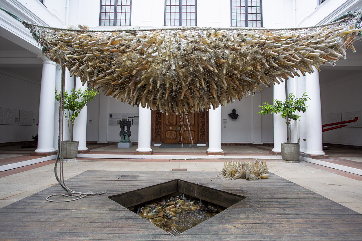 Sue Williamson revela a história da África do Sul ao evitar mitos e memorializações Vista da retrospectiva de Sue Williamson “Há algo que preciso te contar” na Iziko South African National Gallery em Cape Town. (Foto: Reprodução)