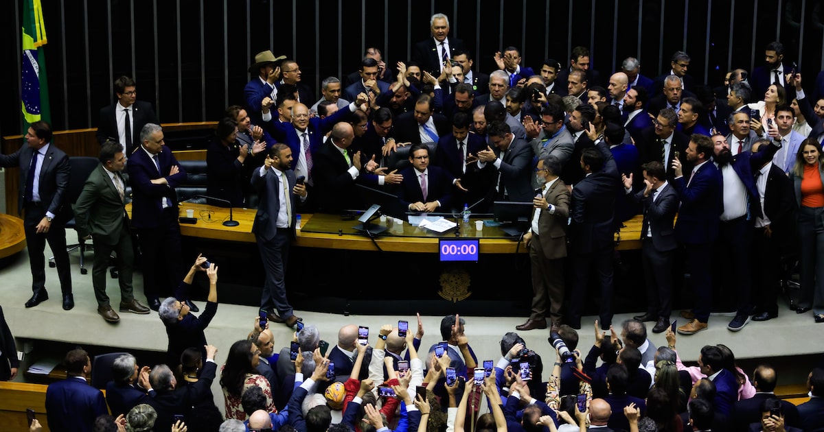 Bolsonarismo provoca tensão e prevê aumento de hostilidades no Congresso O presidente da Câmara, Hugo Motta (Republicanos-PB), ao recuperar sua cadeira após 30 horas de motim bolsonarista no plenário (Foto: WILTON JUNIOR)