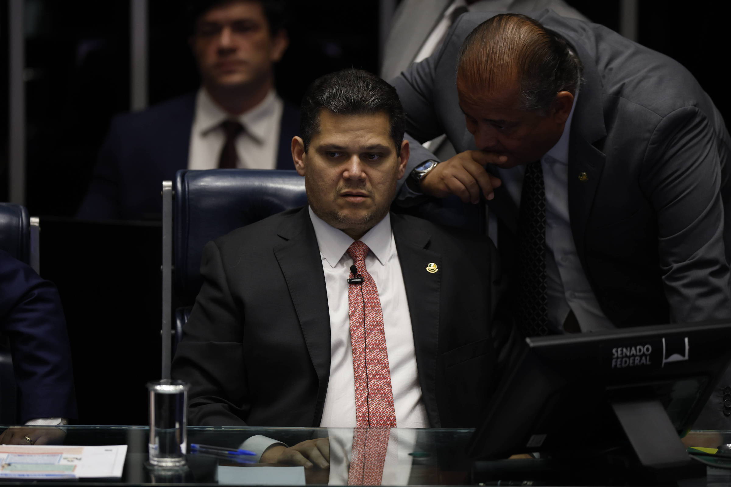 Senador Davi Alcolumbre, presidente do Senado, em sessão nesta quarta (25) (Foto: Pedro Ladeira/Folhapress)