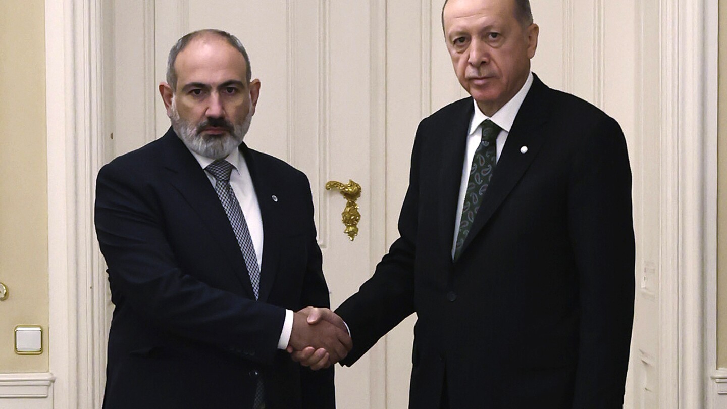 O presidente da Turquia, Recep Tayyip Erdogan, à direita, e o primeiro-ministro da Armênia, Nikol Pashinyan, apertam as mãos antes de uma reunião no Castelo de Praga, na República Tcheca, na quinta-feira, 6 de outubro de 2022. (Foto: Turkish Presidency via AP)
