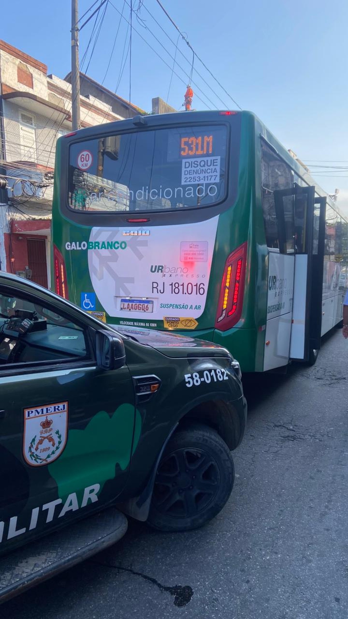 Homem é detido por ato obsceno ao lado de adolescente em ônibus no Rio Policiais militares ambientais foram acionados após os passageiros segurarem o suspeito de se masturbar no coletivo (Foto: Divulgação)