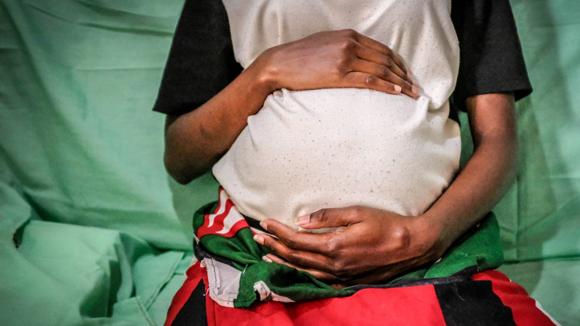 Quênia enfrenta crise de gravidez na adolescência com novas políticas de saúde Uma mãe queniana de 19 anos é vista segurando sua barriga de 7 meses. (Foto: Reprodução)
