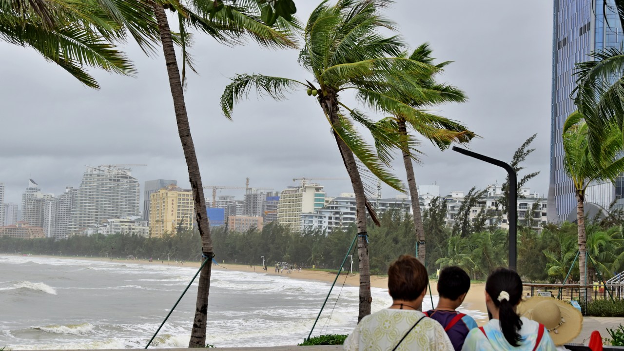 Tempestades devastam sul da China após passagem do tufão Wipha; assista aos vídeos Ondas quebram na costa enquanto o Tufão Wipha traz ventos fortes à Sanya, na província de Hainan, na China. 21/07/2025 (Foto: Sun Qing/VCG/Getty Images)