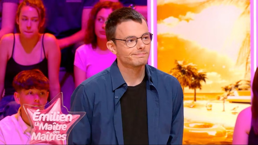 Participante de quiz show acumula 646 vitórias em apenas 21 meses Émilien, de 22 anos, durante sua participação no '12 Coups de Midi' (Foto: Endemol/TF1)