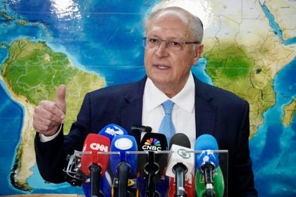 Alckmin se reúne com grandes empresas de tecnologia e defende independência do Judiciário Vice-presidente Geraldo Alckmin em entrevista coletiva. (Foto: Cadu Gomes/VPR)