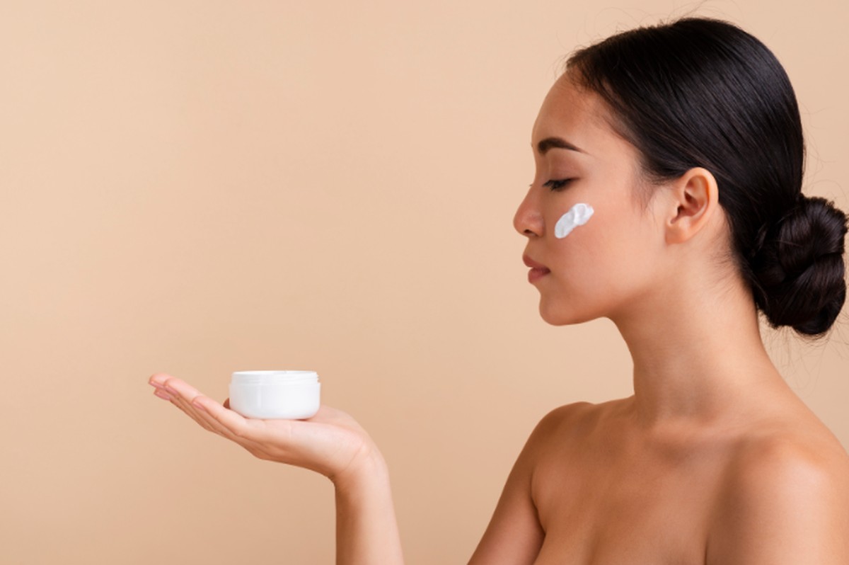 Conheça cinco tendências que estão despontando nos consultórios e prateleiras de skincare e prometem transformar a rotina de beleza. (Foto: Freepik)