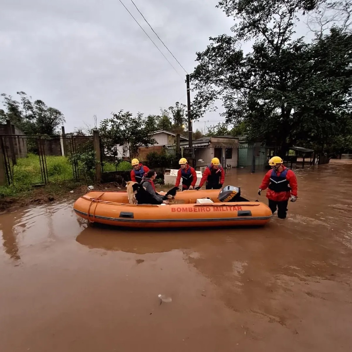 Bombeiros atuam em resgates durante chuvas que atingem o Rio Grande do Sul (Foto: Divulgação Bombeiros RS)