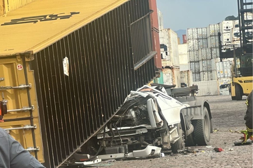 Caminhoneiro é vítima fatal de acidente com contêiner no Porto de Santos Caminhoneiro morre esmagado com queda de contêiner no Porto de Santos (Foto: Reprodução/Redes Sociais)