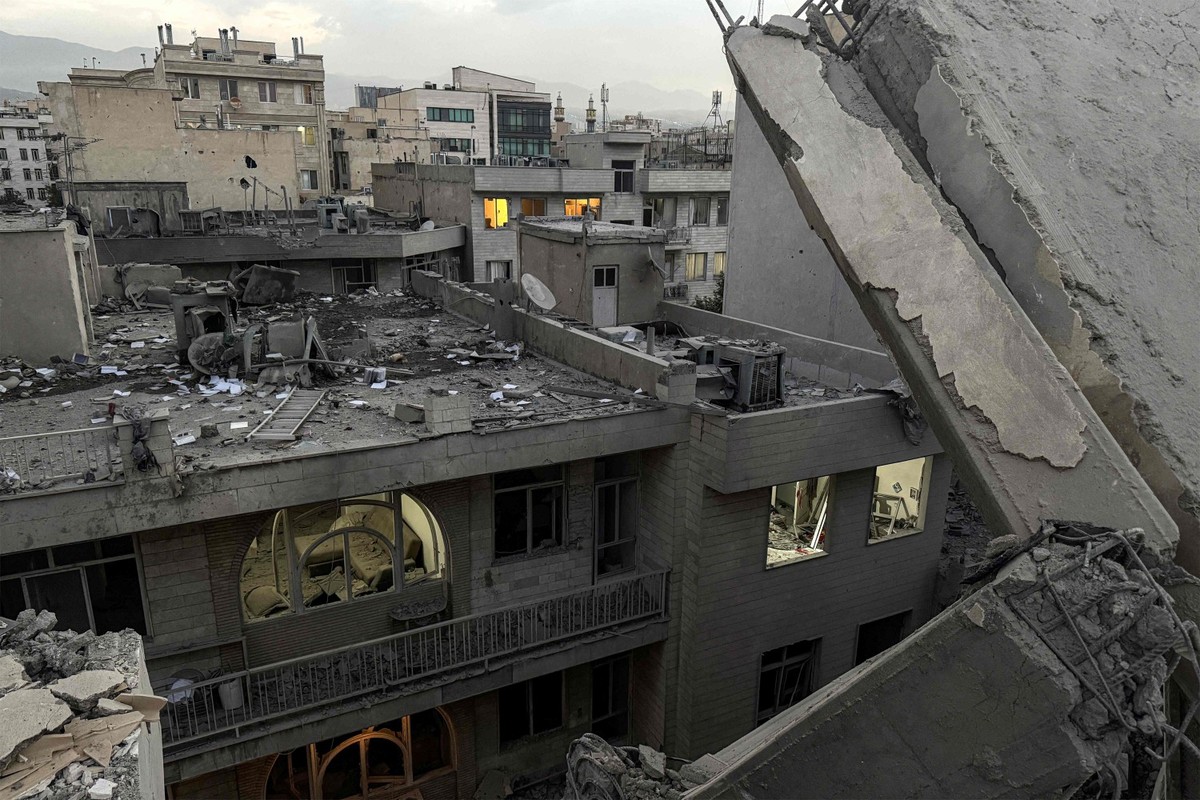Prédios em Teerã atingidos durante ataques de Israel (Foto: MEGHDAD MADADI / TASNIM NEWS / AFP)