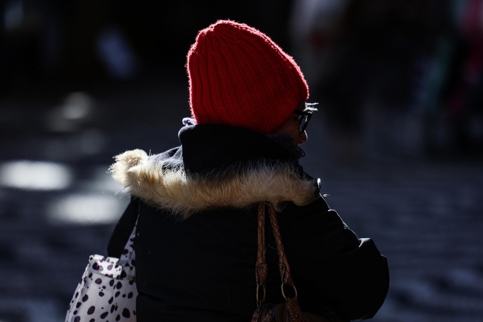 Frio intenso e geadas marcam as tardes do Sul a partir desta terça-feira Pedestre caminha sob frio intenso em Porto Alegre, em junho de 2025. (Foto: Duda Fortes/Agência RBS)
