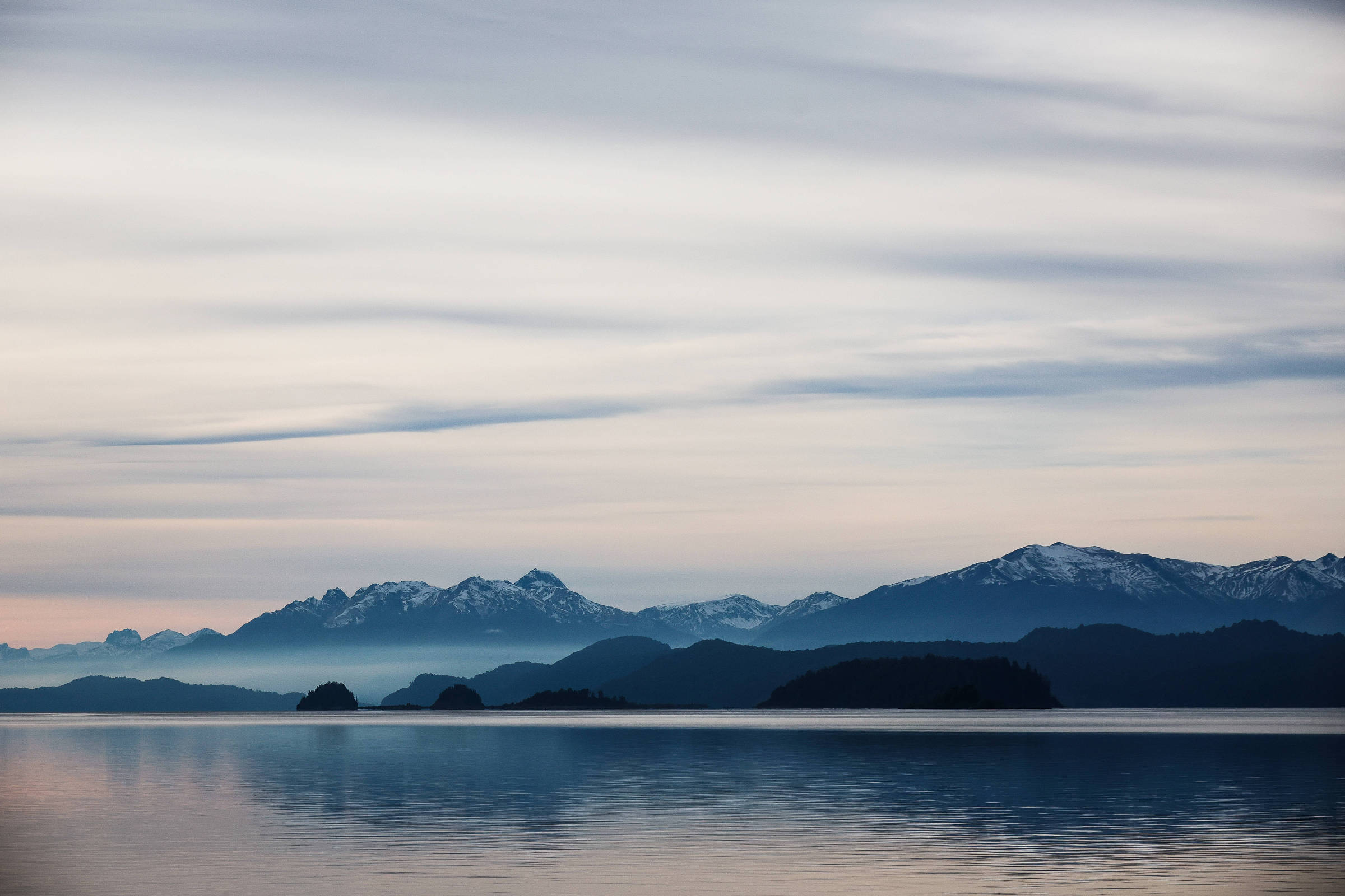Bariloche surpreende com atrações além do esqui na temporada de inverno Vista de Bariloche a partir do lago Nahuel Huapi (Foto: Zanone Fraissat/Folhapress)
