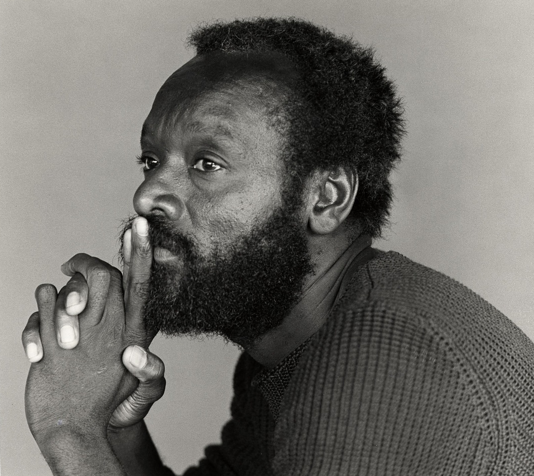 Artista Raymond Saunders, conhecido por suas obras sociopolíticas, morre aos 90 anos Retrato de Raymond Saunders, 1981, por Mimi Jacobs. (Foto: Archives of American Art, Smithsonian Institution)