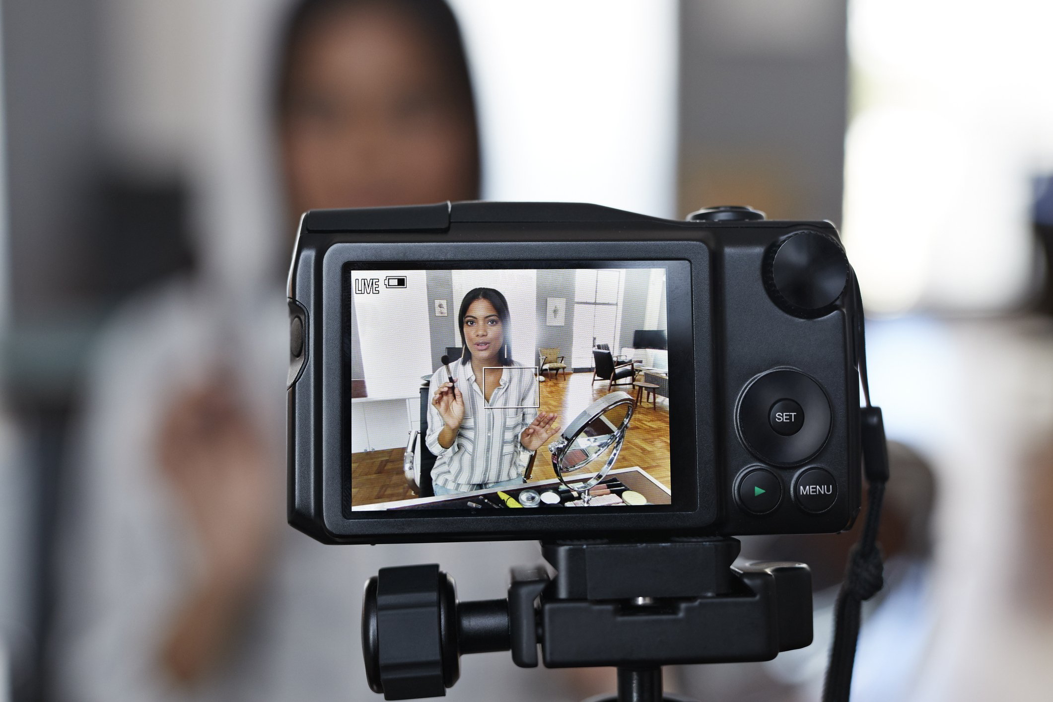 CMOs se tornam rostos de marcas ao liderar estratégias de comunicação eficazes Vlogger fazendo vídeo em casa em um apartamento urbano estiloso (Foto: Divulgação)