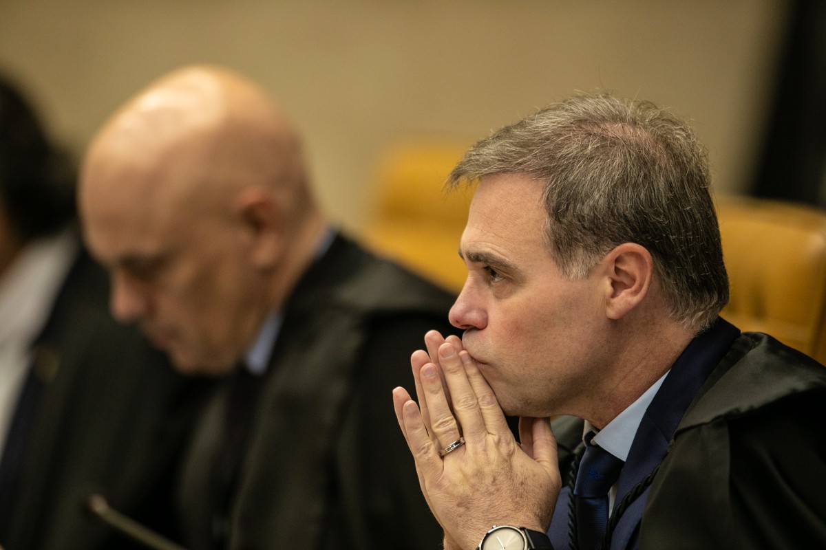 Ministros André Mendonça (à frente) e Alexandre de Moraes (ao fundo) no plenário do STF (Foto: Brenno Carvalho / Agência O Globo)