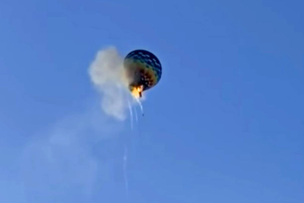 Risco de morte em balão supera o de avião e elevador, revela nova estatística Balão com 21 pessoas a bordo pegou fogo no dia 21 em Praia Grande (SC), sendo que oito delas morreram (Foto: SBTNews).
