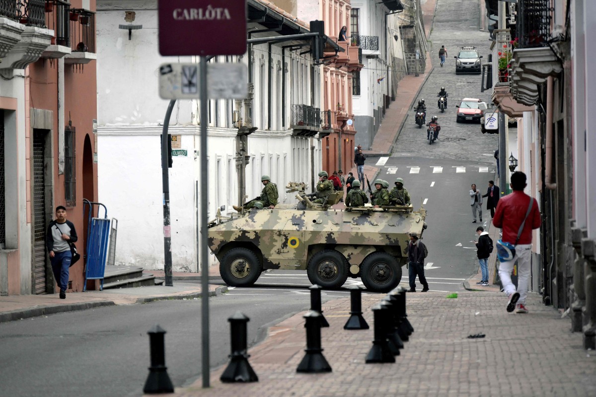 Ataques a civis no Equador resultam em 14 mortos e geram comoção nacional Soldados nas ruas de Quito, capital do Equador (Foto: RODRIGO BUENDIA)