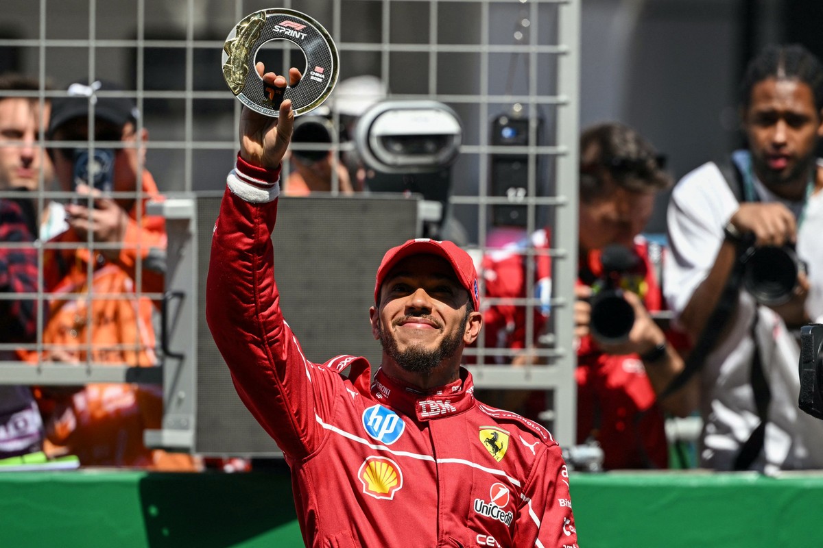 F1 e cinema se unem em filme com Brad Pitt e Javier Bardem, diz Hamilton O sabor da vitória nos deixou ainda mais faminto, diz Hamilton após vencer sprint no GP da China neste sábado (Foto: Greg Baker / AFP)