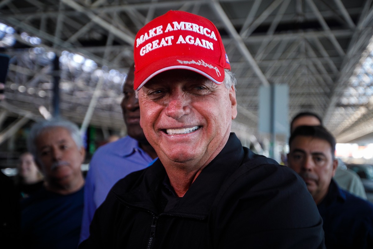 Setores agroindustriais que apoiam Bolsonaro enfrentam tarifas elevadas de Trump Jair Bolsonaro: o boné fala por ele (Foto: Brenno Carvalho / Agência O Globo)