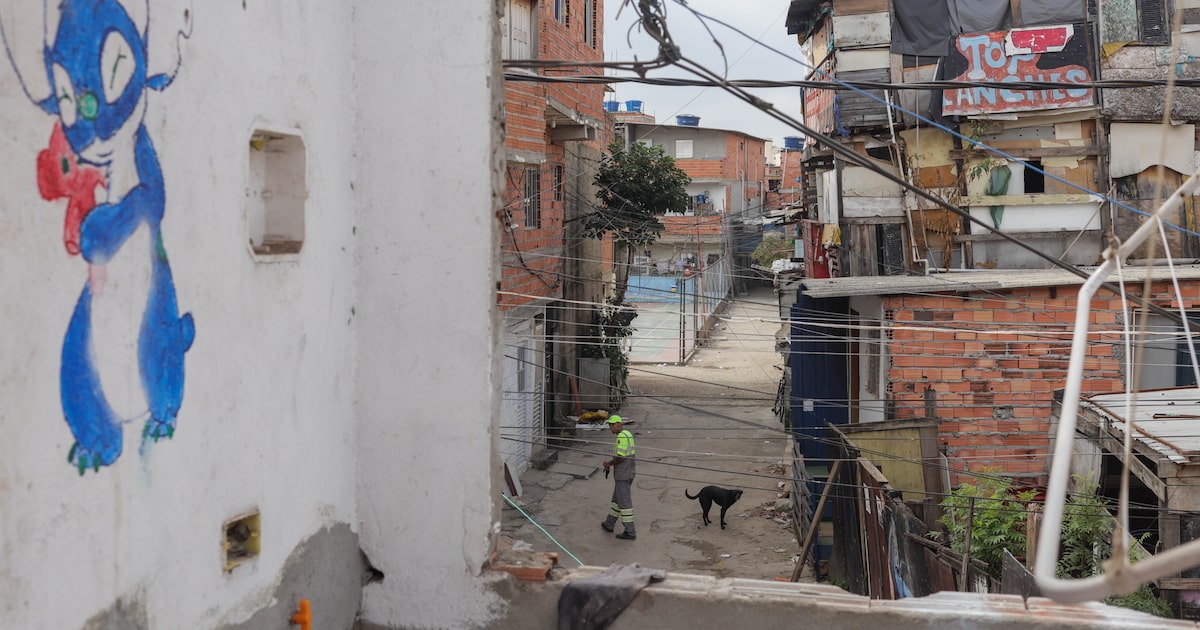 PCC cobra 'pedágio' de moradores da Favela do Moinho para financiar tráfico Favela do Moinho tem sido usada pelo PCC como fortaleza para armazenar drogas e vigiar ações policiais na Cracolândia (Foto: Tiago Queiroz/Estadão)