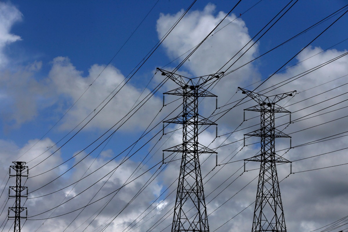Torres de transmissão de energia (Foto: Custódio Coimbra/Agência O Globo)