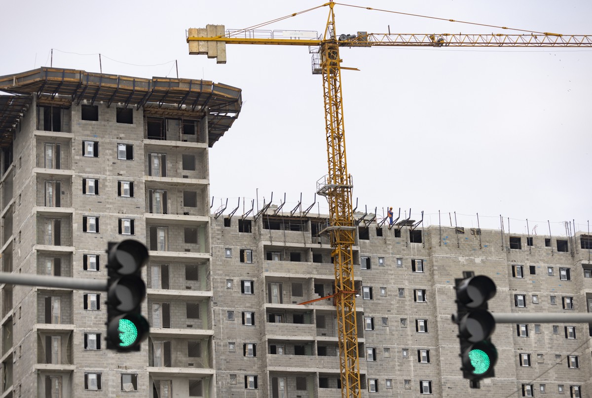 Financiamento para imóveis despenca 63% e compromete novos lançamentos no setor Obras de edifícios na Zona Portuária do Rio: CBIC projeta crescimento de 3,5% da construção civil em 2024 (Foto: Márcia Foletto/Agência O Globo)