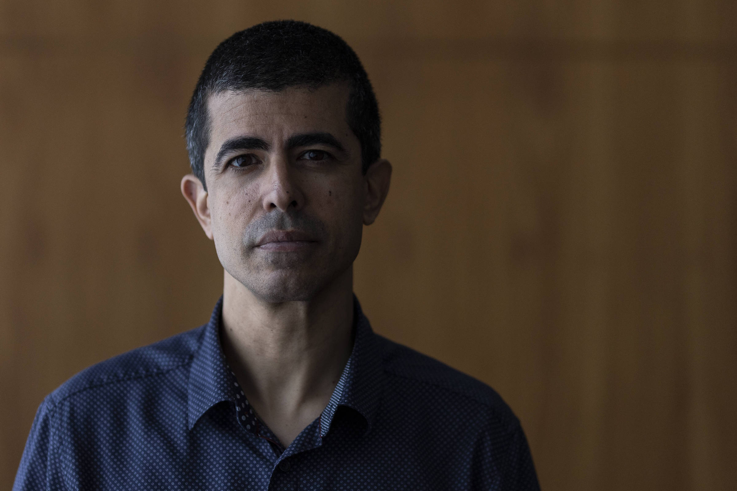 Marcius Melhem é acusado de violência psicológica e assédio contra mulheres Retrato do humorista Marcius Melhem, ex-diretor do núcleo de humor da Globo, em sua casa, na zona sul do Rio de Janeiro (Foto: Eduardo Anizelli/Folhapress)