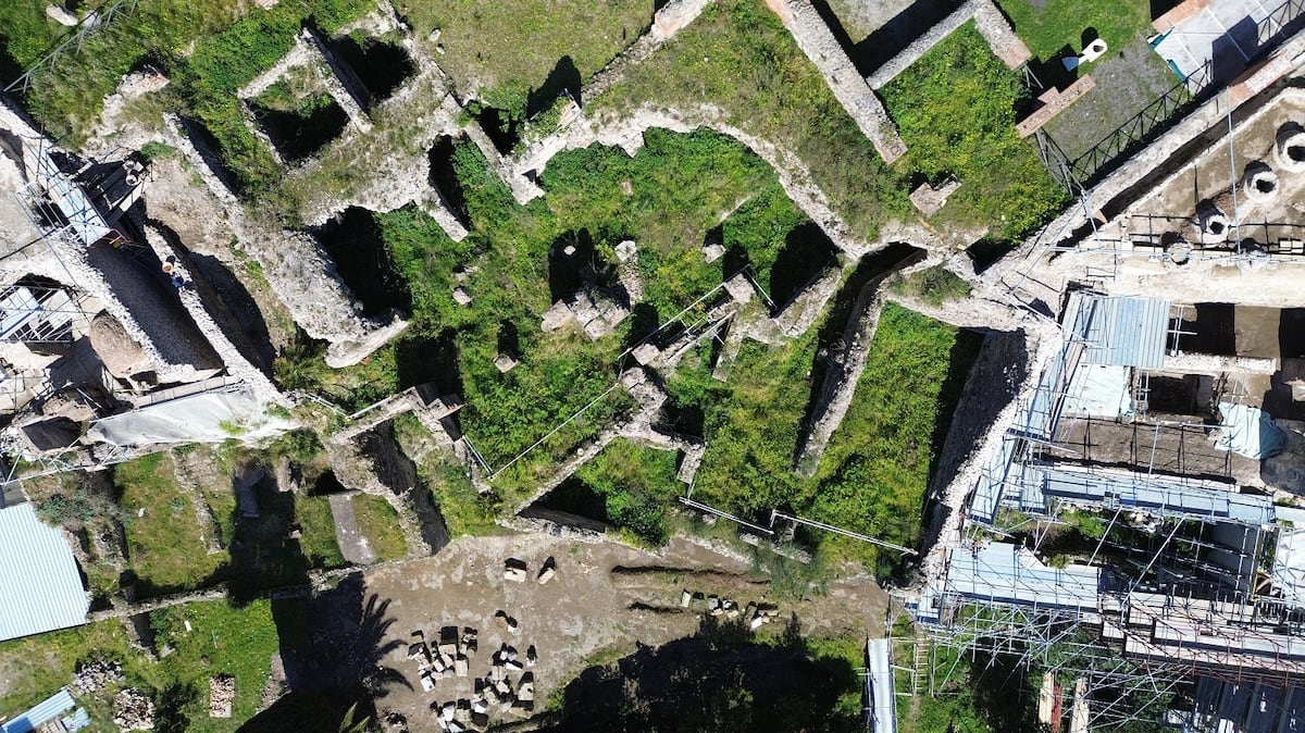 Área conhecida como Ínsula Meridionalis no sítio arqueológico de Pompeia, onde foram encontrados vestígios de uma nova ocupação humana, após a erupção do Vesúvio, em uma imagem fornecida pelo Parque Arqueológico de Pompeia. (Foto: PARQUE ARQUEOLÓGICO DE POMPEYA)