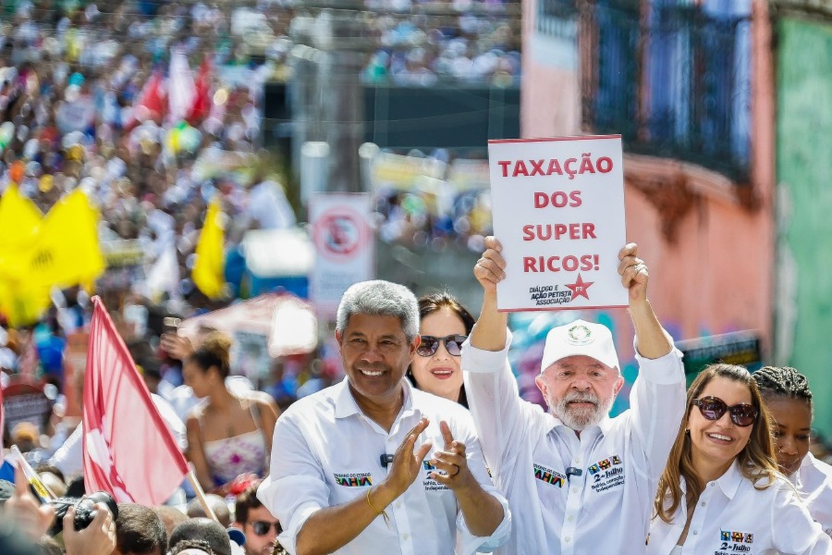 'Nós contra eles' provoca debates sobre polarização social e suas consequências Lula levanta placa pedindo taxação dos super ricos durante caminhada em Salvador (Foto: Ricardo Stuckert / PR)
