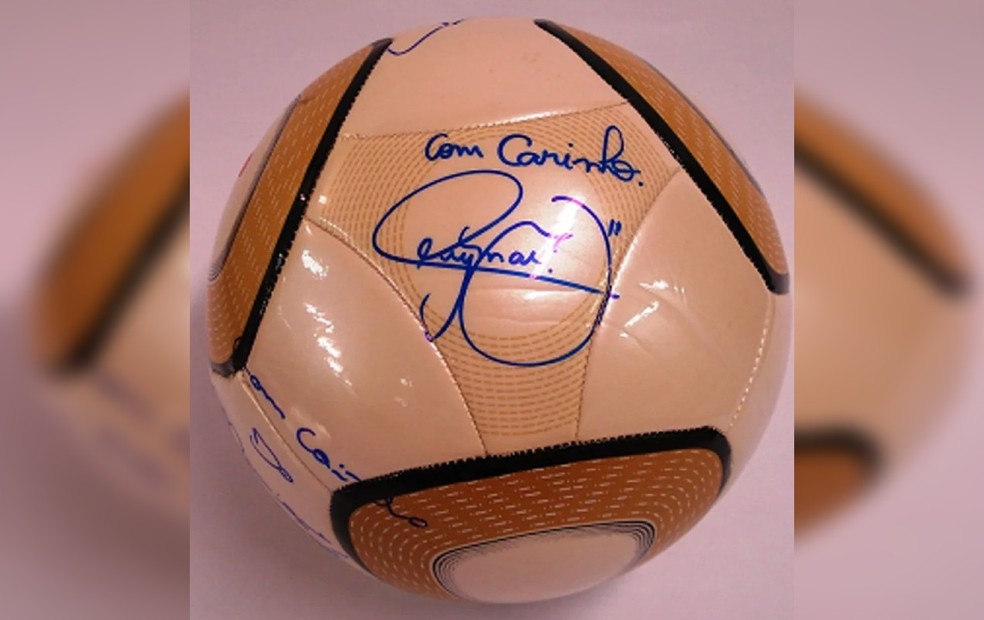 Homem é condenado por furtar bola autografada por Neymar em decisão do STF Bola de futebol assinada por jogadores do Santos, entre eles Neymar, foi encontrada em Sorocaba após furto durante atos bolsonaristas em Brasília (Foto: Câmara dos Deputados/Divulgação)