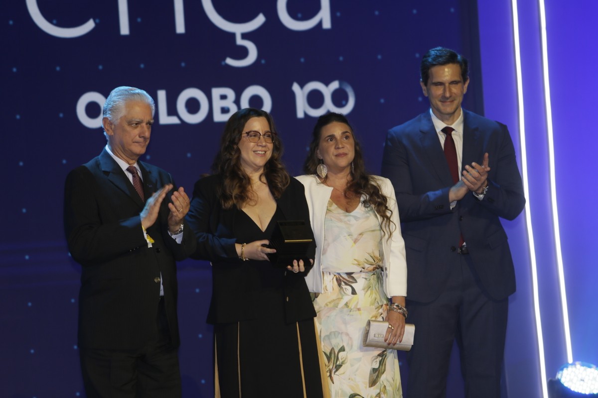 Fumel é premiada no Faz Diferença 2024 por apoio à agricultura familiar no Rio Cerimônia de entrega do Prêmio Faz Diferença, no Teatro do Copacabana Palace. Frederic Kachar, diretor-geral da Editora Globo e do Sistema Globo de Rádio, e Luis Cesio Caetano, presidente da Firjan, entregam o prêmio Desenvolvimento do Rio para Fumel (Foto: Marcelo Theobald / Agência O Globo)