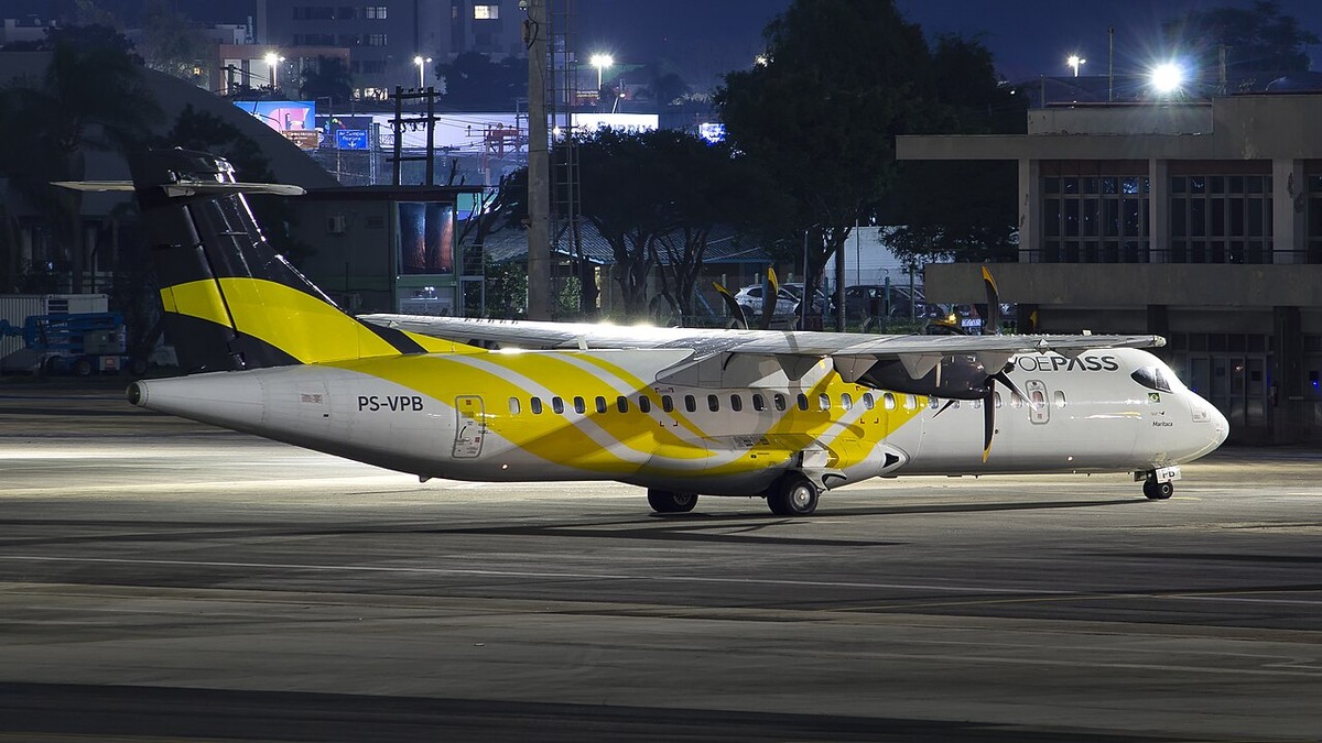 Voepass encerra operações e passageiros devem conhecer seus direitos ATR-72 da VoePass que caiu em Vinhedo (PS), em foto do ano passado no Aeroporto Salgado Filho, em Porto Alegre (RS) (Foto: Rafael Luiz Canossa/Creative Commons)