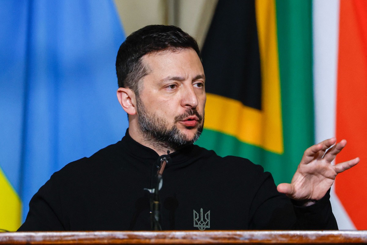 Zelensky propõe mudança no comando da Ucrânia e oposição critica ampliação de poder Presidente da Ucrânia, Volodymyr Zelensky, durante visita à África do Sul (Foto: Phill Magakoe / AFP)