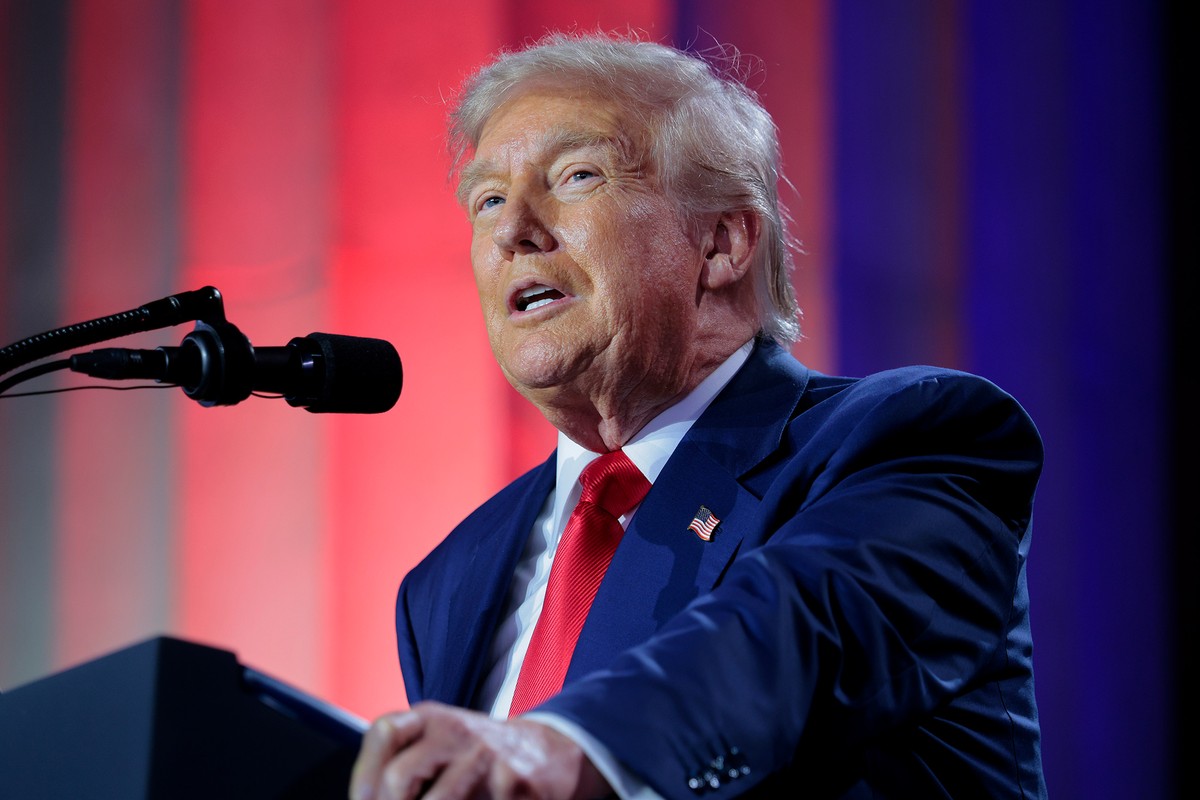 Brasileiros acreditam que apoio de Trump prejudicará candidato em 2026, aponta Ipespe O presidente dos EUA, Donald Trump, discursa durante uma cúpula sobre IA em Washington (Foto: Chip Somodevilla/Getty Images via Bloomberg)